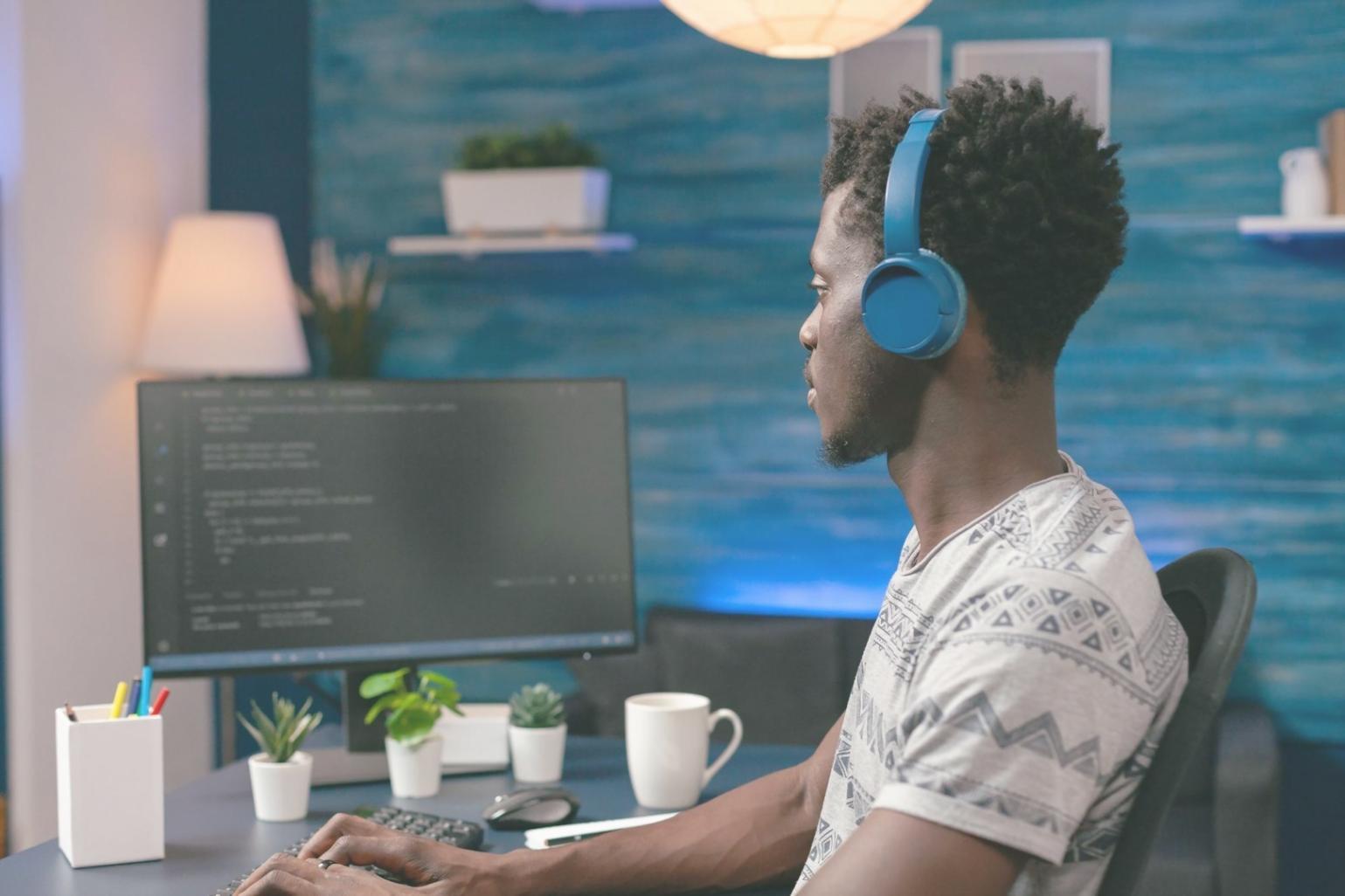 Scrivania con laptop e strumenti di sviluppo